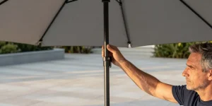 comment ouvrir un parasol déporté sans manivelle