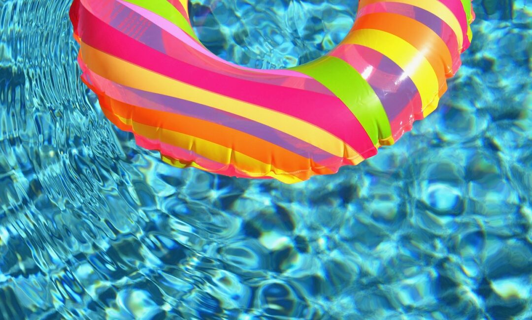 Piscine_hors_sol_en_bois_avec_terrasse_:_le_must_du_confort_et_de_l_esthétique_pour_votre_maison